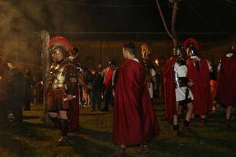 Fachiri, serpenti e giochi di fuoco: il presepe che non ti aspetti Fachiri, serpenti e giochi di fuoco: il presepe che non ti aspetti