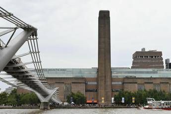 Bimbo precipita da Tate Modern, arrestato 17enne Bimbo precipita da Tate Modern, arrestato 17enne