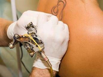 Professioni: l'esperto, abusivismo tatuatori si combatte su Facebook Professioni: l'esperto, abusivismo tatuatori si combatte su Facebook