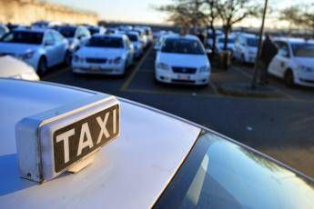 Aiuto, vogliono rubarmi l'auto: tassista aggredito a Roma Aiuto, vogliono rubarmi l'auto: tassista aggredito a Roma