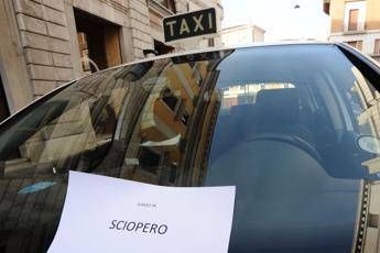 Taxi, Calenda: Fatto un buon accordo, poi protestare è legittimo Taxi, Calenda: Fatto un buon accordo, poi protestare è legittimo