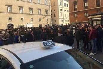 Protesta taxi e ambulanti, in 60 saranno multati per blocco stradale Protesta taxi e ambulanti, in 60 saranno multati per blocco stradale