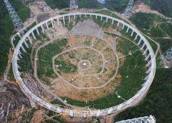 In Cina il più grande telescopio del mondo, in 9mila sgomberati per realizzarlo In Cina il più grande telescopio del mondo, in 9mila sgomberati per realizzarlo