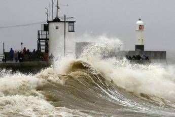 Tempesta Dennis, 2 morti in Gran Bretagna Tempesta Dennis, 2 morti in Gran Bretagna