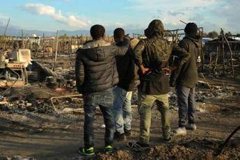 Tendopoli in fiamme, morto un migrante Tendopoli in fiamme, morto un migrante