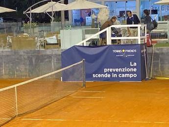 Meno web e cellulari e più sport contro epidemia obesità Meno web e cellulari e più sport contro epidemia obesità
