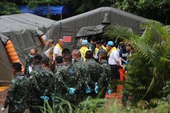 Fuori dalla grotta 8 ragazzi Fuori dalla grotta 8 ragazzi