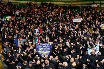 Saluto romano tifosi della Lazio a Glasgow Saluto romano tifosi della Lazio a Glasgow