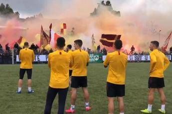 Mille tifosi Roma a Trigoria: Vincete il derby per Zaniolo/Video Mille tifosi Roma a Trigoria: Vincete il derby per Zaniolo/Video