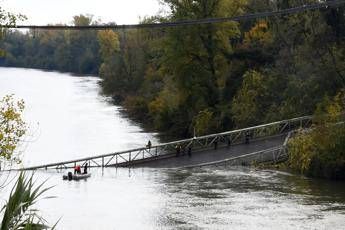 Crolla un ponte a nord di Tolosa, morta una 15enne. Diversi dispersi Crolla un ponte a nord di Tolosa, morta una 15enne. Diversi dispersi