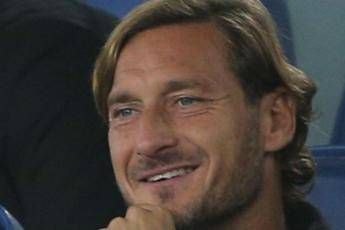 Coronavirus, Totti palleggia con la carta igienica per beneficenza