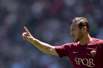 Re di Roma, l'omaggio di Maradona a Totti Re di Roma, l'omaggio di Maradona a Totti
