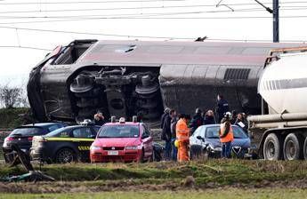 Treno deragliato, vigili del fuoco: Macchinisti sbalzati fuori