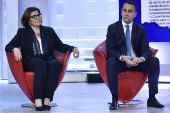 Da Di Maio a Paragone, M5S contro Trenta: Molla la casa Da Di Maio a Paragone, M5S contro Trenta: Molla la casa