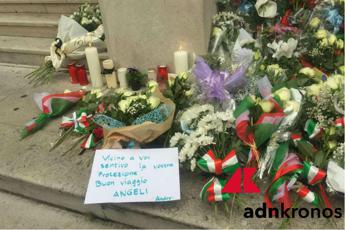 Trieste, cittadini omaggiano agenti uccisi: I nostri angeli