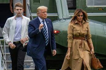Melania rifiuta di nuovo la mano di Trump Melania rifiuta di nuovo la mano di Trump