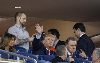 Trump allo stadio per World Series, fischi e cori arrestatelo