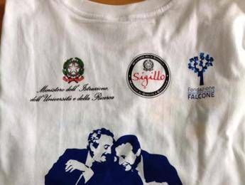 Nave legalita', studenti con t-shirt 'Sigillo' prodotte nelle carceri Nave legalita', studenti con t-shirt 'Sigillo' prodotte nelle carceri