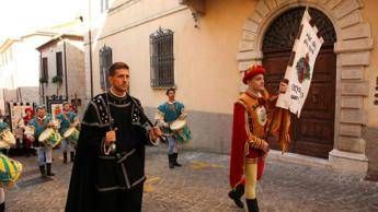 Marche, nozze rinascimentali a Mondavio con la rievocazione storica della Caccia al cinghiale Marche, nozze rinascimentali a Mondavio con la rievocazione storica della Caccia al cinghiale