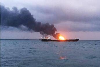 Due navi in fiamme al largo della Crimea: 14 morti Due navi in fiamme al largo della Crimea: 14 morti