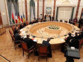 Ucraina, Putin: Accordo raggiunto. Cessate il fuoco dal 15 febbraio. Merkel: Non mi faccio illusioni Ucraina, Putin: Accordo raggiunto. Cessate il fuoco dal 15 febbraio. Merkel: Non mi faccio illusioni