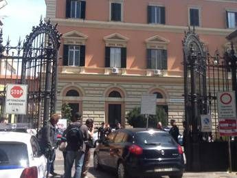 Alex Zanardi porta in dono 865mila euro per i reparti pediatrici del policlinico Umberto I Alex Zanardi porta in dono 865mila euro per i reparti pediatrici del policlinico Umberto I