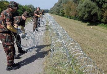 Migranti, l'Ungheria si barrica e costruisce un altro muro con la Slovenia Migranti, l'Ungheria si barrica e costruisce un altro muro con la Slovenia