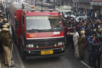 New Delhi, incendio al mercato: almeno 43 morti