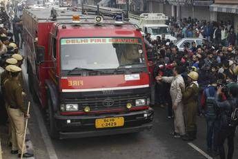 New Delhi, incendio al mercato: almeno 43 morti New Delhi, incendio al mercato: almeno 43 morti