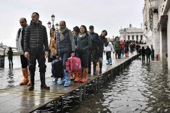 Venezia, acqua alta anche domani: chiuse le scuole Venezia, acqua alta anche domani: chiuse le scuole