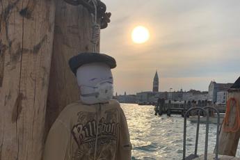 Blitz di Forza Nuova a Venezia con manichini appesi: E' una dittatura sanitaria