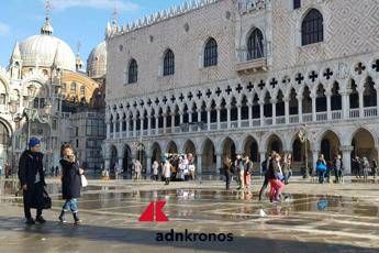 Venezia, un negozio 'resiste' in piazza S.Marco Venezia, un negozio 'resiste' in piazza S.Marco