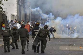 Venezuela nel caos, Maduro: Non me ne vado Venezuela nel caos, Maduro: Non me ne vado