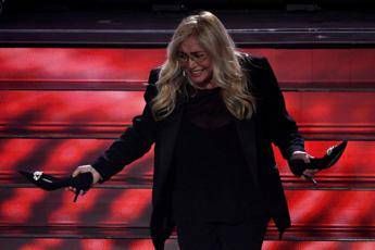 Sanremo, Mara Venier si toglie le scarpe Sanremo, Mara Venier si toglie le scarpe
