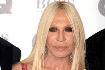 Gaffe in Cina per Versace, Donatella si scusa Gaffe in Cina per Versace, Donatella si scusa