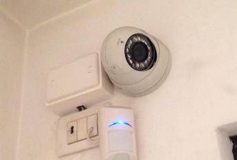 Airbnb, allarme videocamere nascoste: le trova 1 cliente su 10 Airbnb, allarme videocamere nascoste: le trova 1 cliente su 10