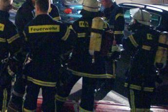 Incendio su treno a Berlino, feriti Incendio su treno a Berlino, feriti
