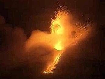 Etna, continua l'attività stromboliana. Nube rossa sul vulcano Etna, continua l'attività stromboliana. Nube rossa sul vulcano