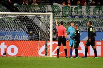 Mondiale per club, assegnato primo storico rigore con la 'Var' Mondiale per club, assegnato primo storico rigore con la 'Var'
