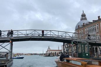 Acqua alta a Venezia, chiuso il ponte votivo per la Salute