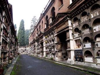 Roma, vandali danneggiano 70 tombe al Verano Roma, vandali danneggiano 70 tombe al Verano