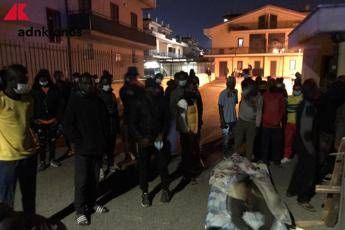 Rivolta migranti, dipendente coop: In 8 chiusi in ufficio e minacciati Rivolta migranti, dipendente coop: In 8 chiusi in ufficio e minacciati