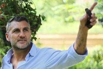 Bobo Vieri: State a casa, imbecilli Bobo Vieri: State a casa, imbecilli