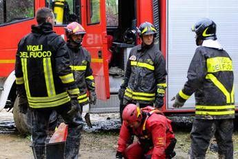 Siracusa, piccolo aereo precipita e prende fuoco: due morti Siracusa, piccolo aereo precipita e prende fuoco: due morti