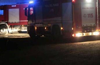 Migranti, a Favara dato alle fiamme il barcone simbolo dell'accoglienza