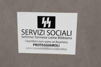 'Settimo come Bibbiano' e logo SS, volantini contro servizi sociali 'Settimo come Bibbiano' e logo SS, volantini contro servizi sociali