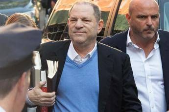 Weinstein arrestato per stupro, paga cauzione ed esce Weinstein arrestato per stupro, paga cauzione ed esce