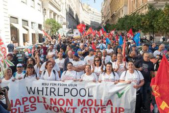 Whirlpool pronta a sospendere cessione, no dei sindacati