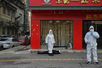 Virus, muore in strada a Wuhan: nessuno si avvicina per paura