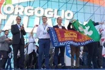 Zaia: Togliere il galateo e riconsegnare il manganello alle forze dell'ordine Zaia: Togliere il galateo e riconsegnare il manganello alle forze dell'ordine